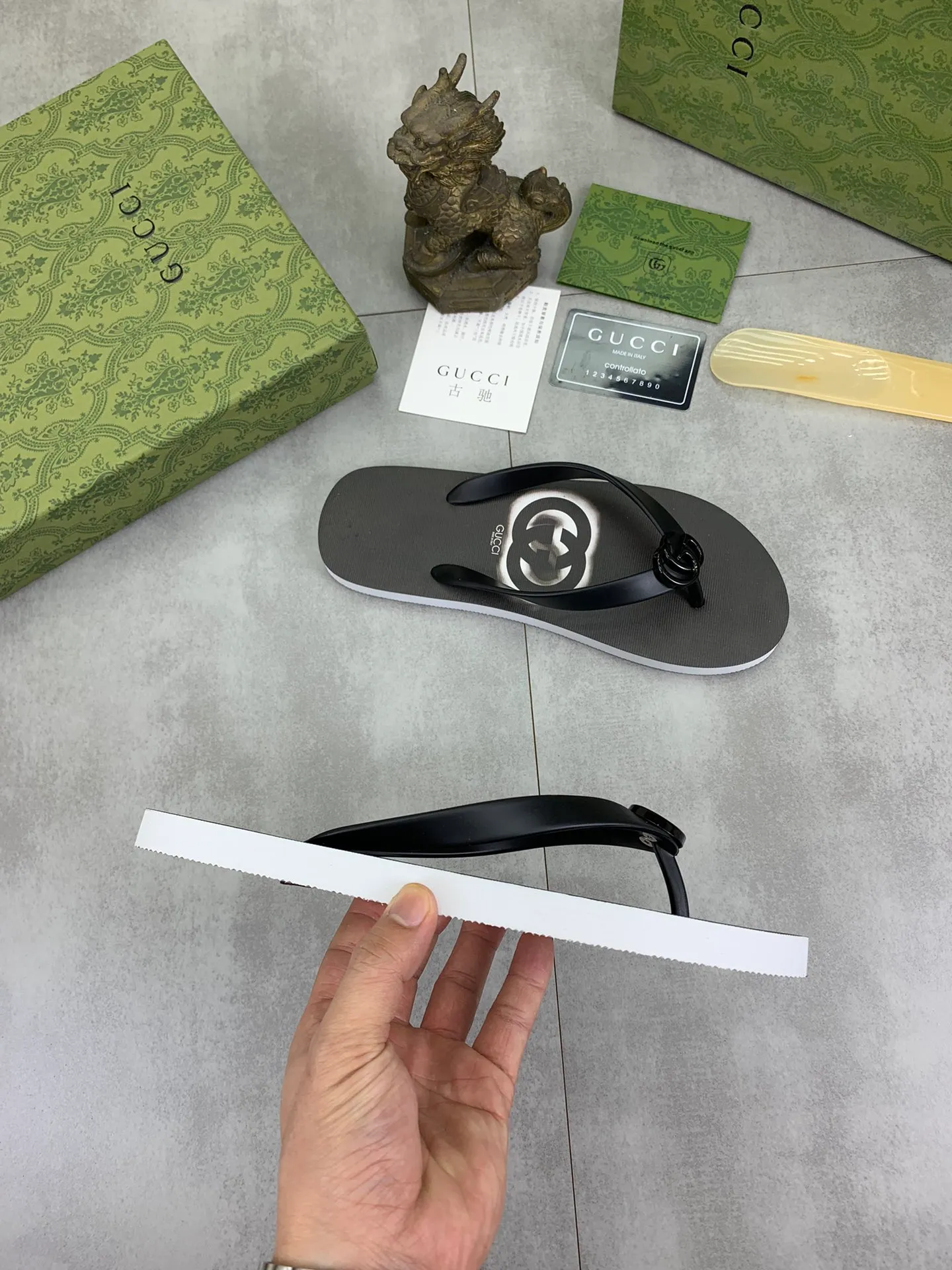 Men's men's shoes 💰P220💰【New style】🆘【GUCCI】Official website's popular Gucci adult couple 🧑‍🤝‍🧑 style, children's flip-flops are on sale at the counter simultaneously! Original fabric imported from Italy. Original bottom provided by the original factory. Size: Adult 36-45. Children’s size: 30-37. Multiple colors available.